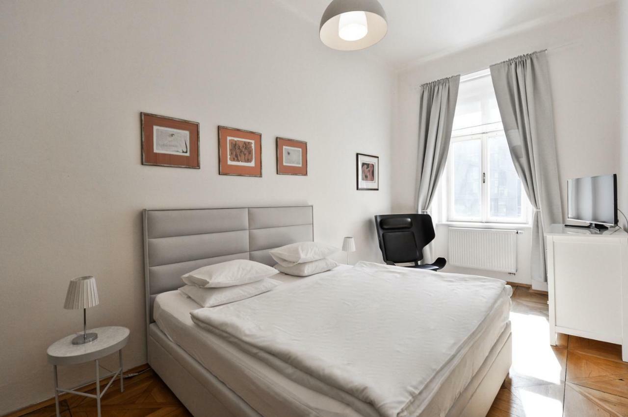 Kafka'S Head Apartment プラハ エクステリア 写真